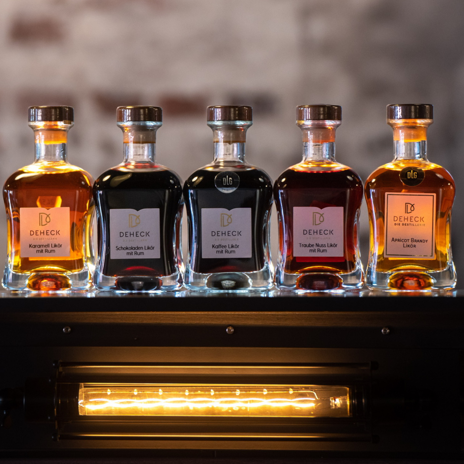 Deheck verfeinerte Liköre mit Rum und Whisky