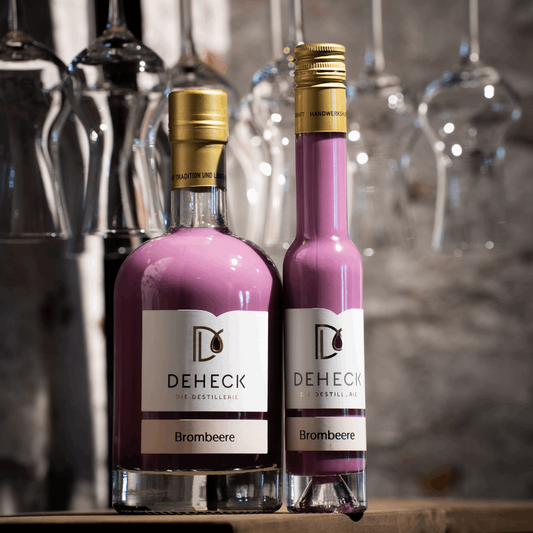 Brombeer Sahne Likör in verschiedenen Flaschen von der Destillerie und Likörmanufaktur Deheck