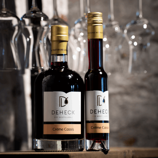 Cassis Creme Likör in verschiedenen Flaschen von der Destillerie und Likörmanufaktur Deheck