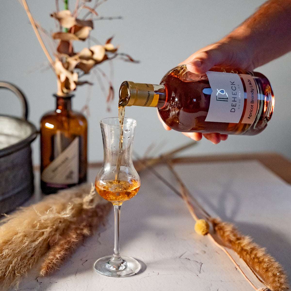 Apricot Brandy Likör wird in Likörglas eingeschenkt