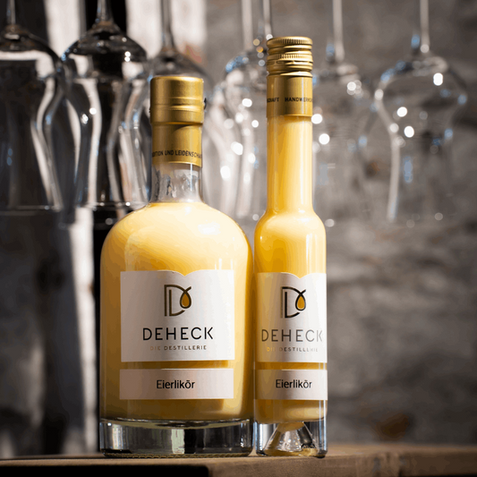 Eierlikör in verschiedenen Flaschen von der Destillerie und Likörmanufaktur Deheck
