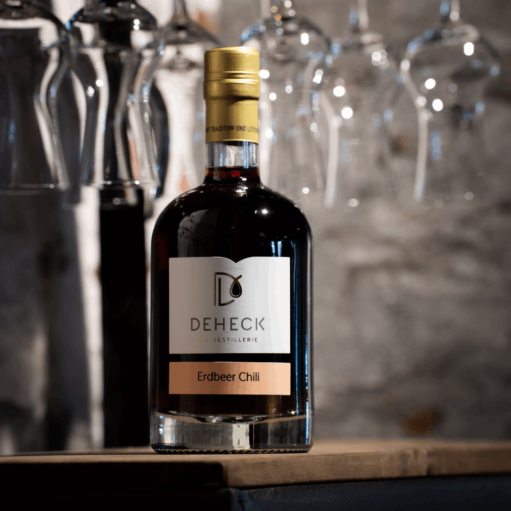 Erdbeer Chili Likör in 500 ml Flasche von der Destillerie und Likörmanufaktur Deheck