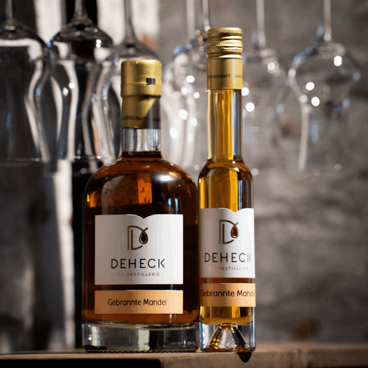 Gebrannte Mandel Likör in verschiedenen Flaschen von der Destillerie und Likörmanufaktur Deheck