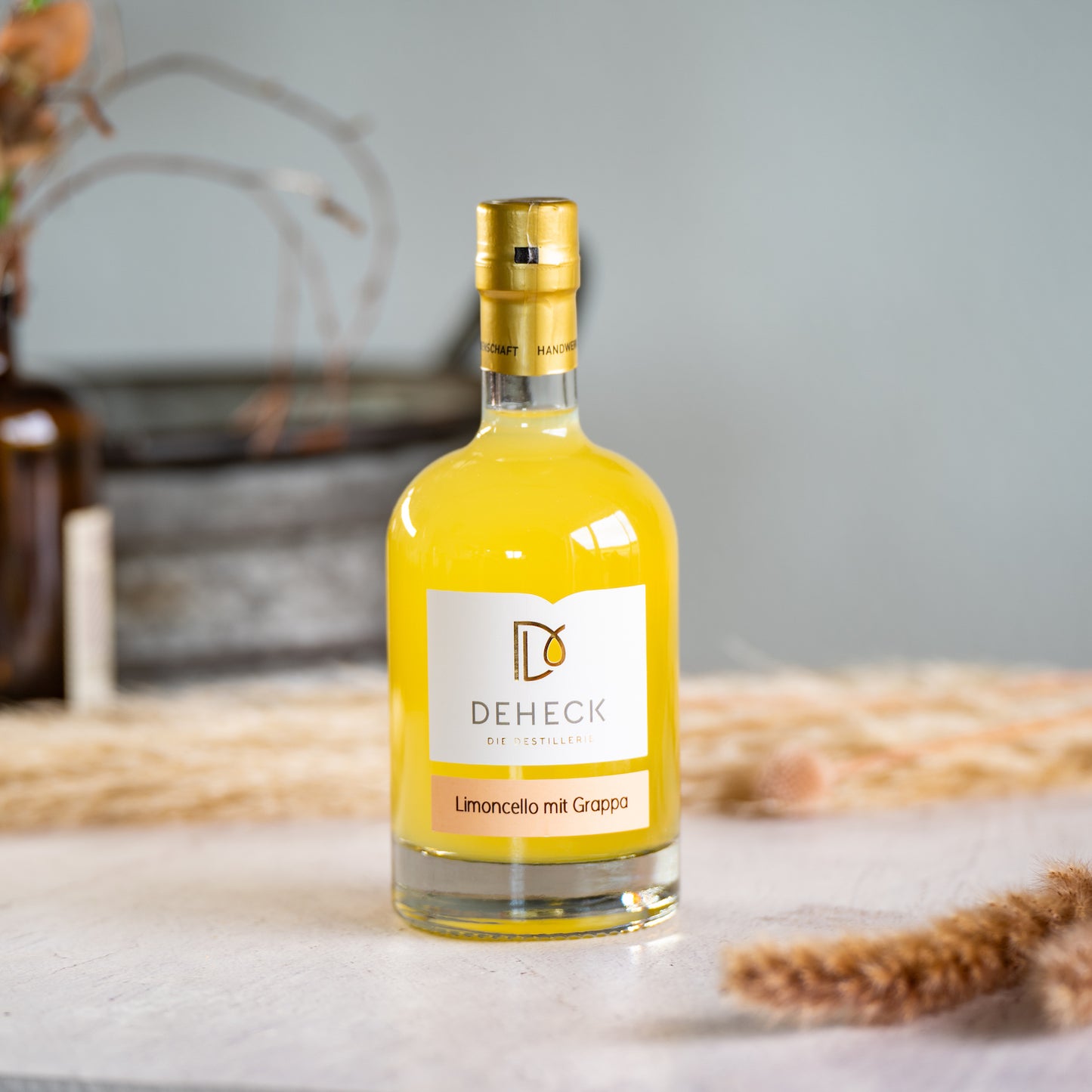 500 ml Flasche vom Limoncello mit 10% Grappa verfeinert, gemacht von der Destillerie Deheck. 