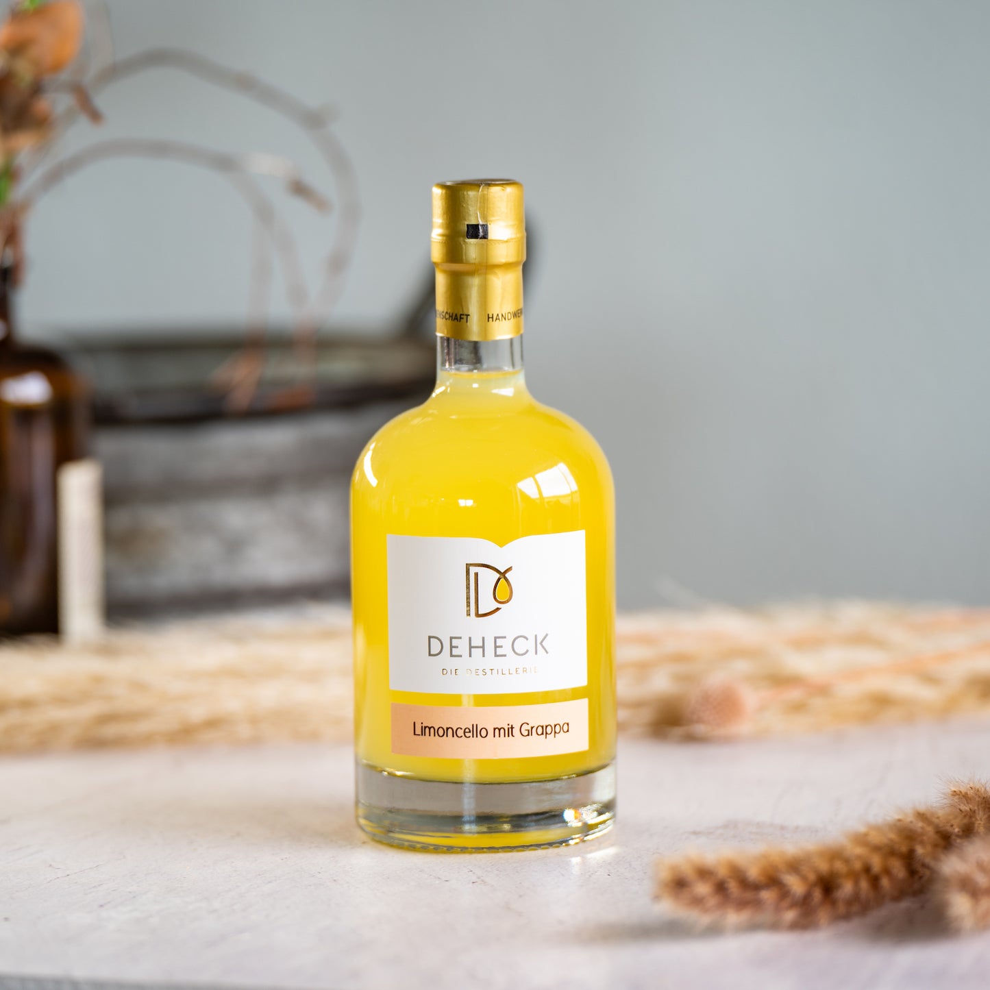 500 ml Flasche vom Limoncello mit 10% Grappa verfeinert, gemacht von der Destillerie Deheck.