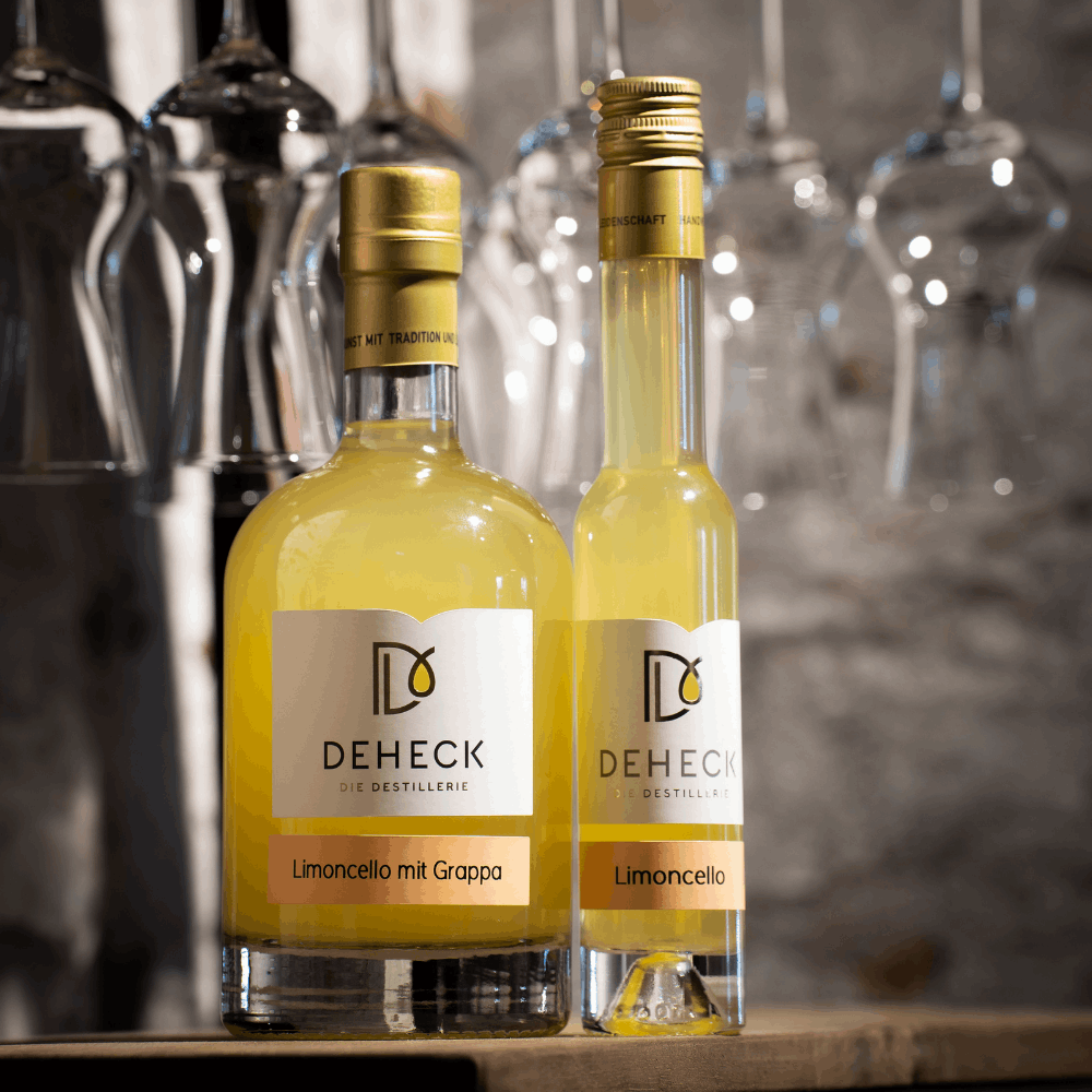 Limoncello Grappa Likör in verschiedenen Flaschen von der Destillerie und Likörmanufaktur Deheck