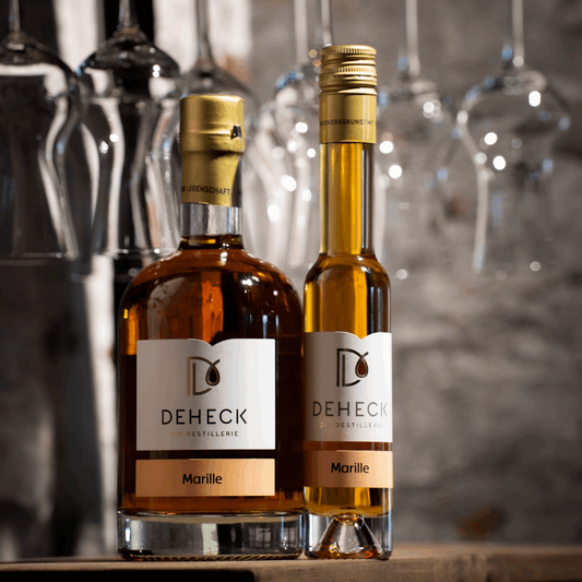 Marillen Likör in verschiedenen Flaschen von der Destillerie und Likörmanufaktur Deheck