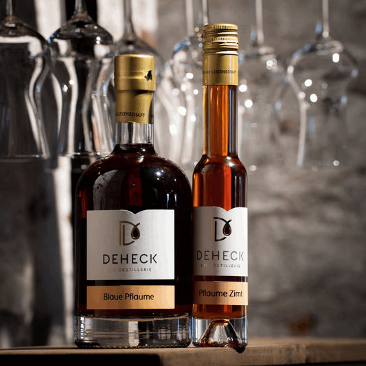 Pflaumen Likör in verschiedenen Flaschen von der Destillerie und Likörmanufaktur Deheck