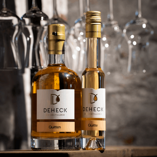Quitten Likör in verschiedenen Flaschen von der Destillerie und Likörmanufaktur Deheck