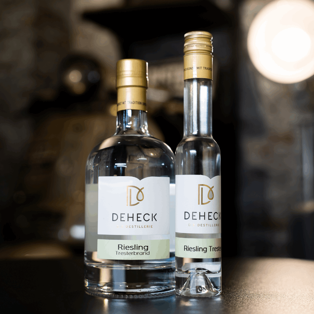 Riesling Trester Spirituose in verschiedenen Flaschen von der Destillerie und Likörmanufaktur Deheck