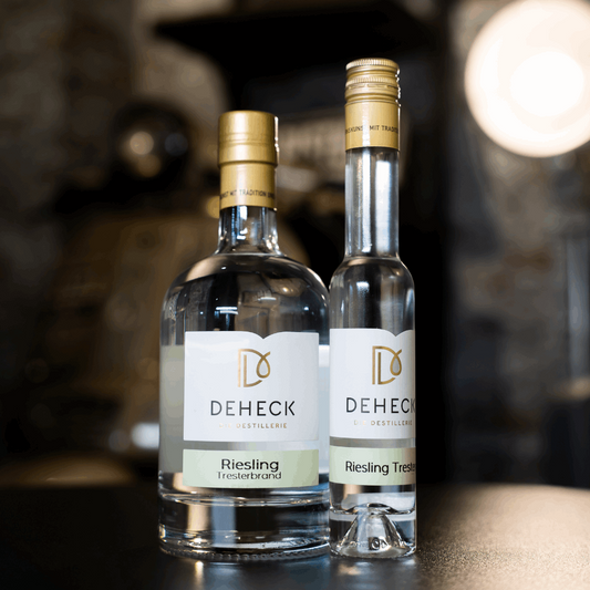 Riesling Trester Spirituose in verschiedenen Flaschen von der Destillerie und Likörmanufaktur Deheck