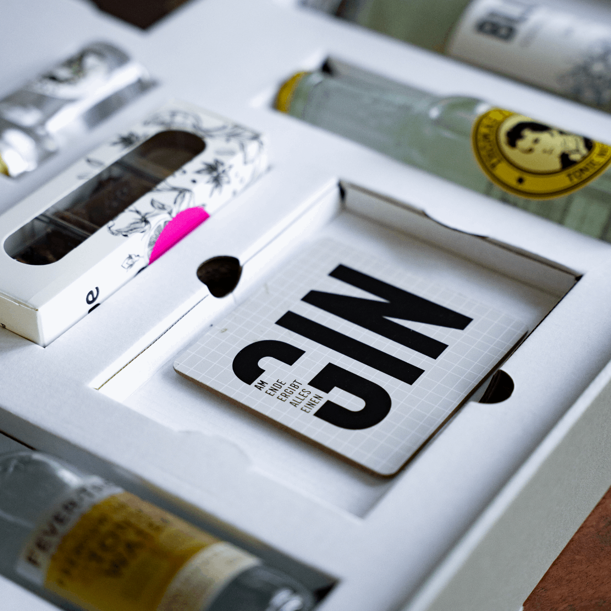 Gin Botanicals, Tonic Water und mehr rund um das Thema Gin in der Deheck Schlemmerbox