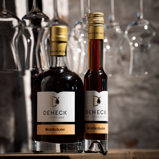 Waldkräuter Likör in verschiedenen Flaschen von der Destillerie und Likörmanufaktur Deheck