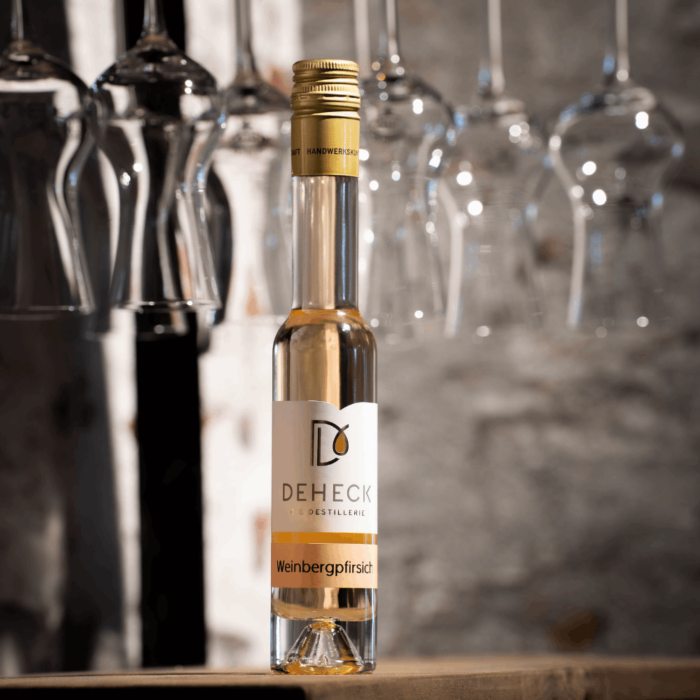 Weinberg-Pfirsich Likör in 100 ml Flasche von der Destillerie und Likörmanufaktur Deheck