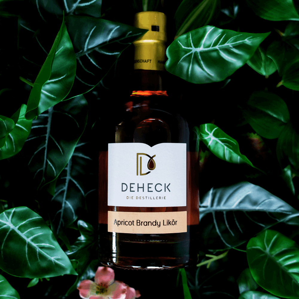 Apricot Brandy Likör in der 500 ml Flasche mit grünem Natur-Hintergrund