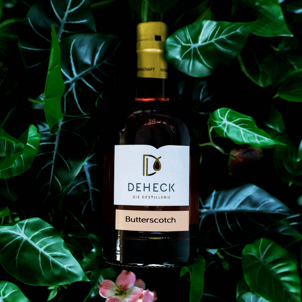 Butterscotch Likör liegt im Grünen. Natur pur trifft auf natürliche Aromen. Edler Butterscotch von Deheck.
