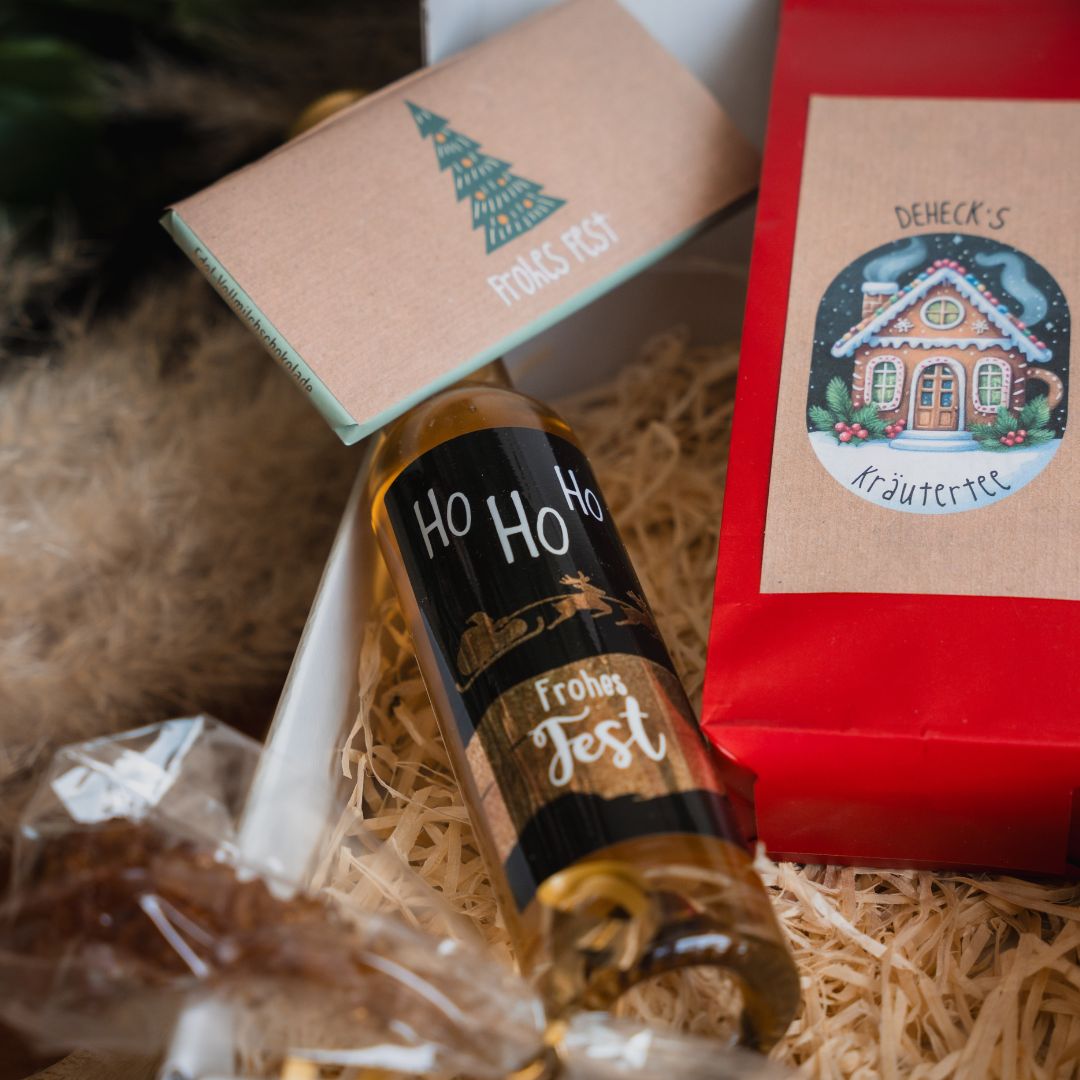 Bratapfel Likör mit Weihnachtsetikett als Bestandteil vom Weihnachtsgeschenk mit Alkohol von Deheck