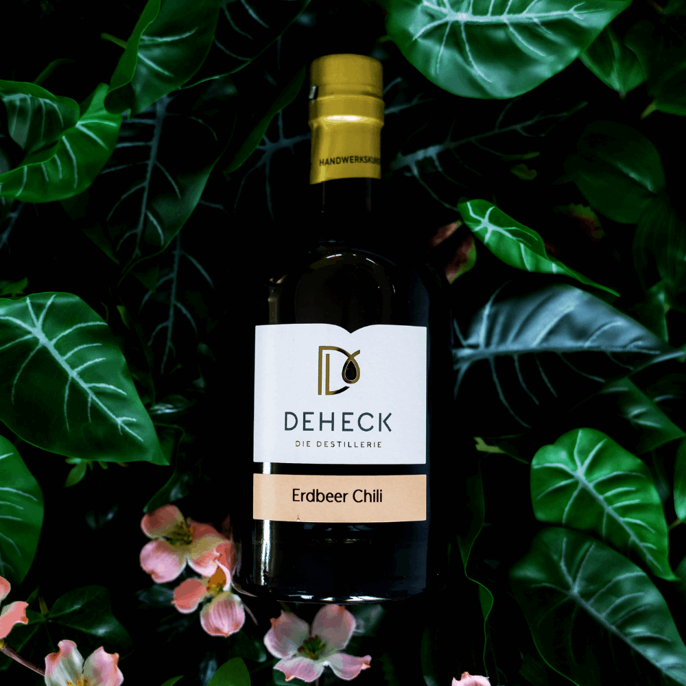 Fruchtige Erdbeere und leichte Schärfe: Das ist der Erdbeer Chili Likör von Deheck