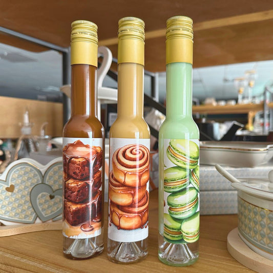 3 Sorten Kuchen-Likör von Deheck: Pistazie Macarons, Brownie und Zimtschnecken als Sahnelikör