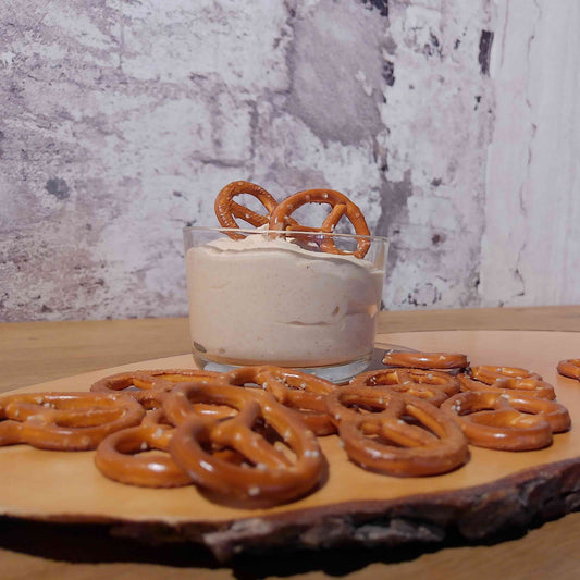 Brezelchen mit Sundekäs machen - cremiger Spundekäs Dipp von Deheck fertig gemacht