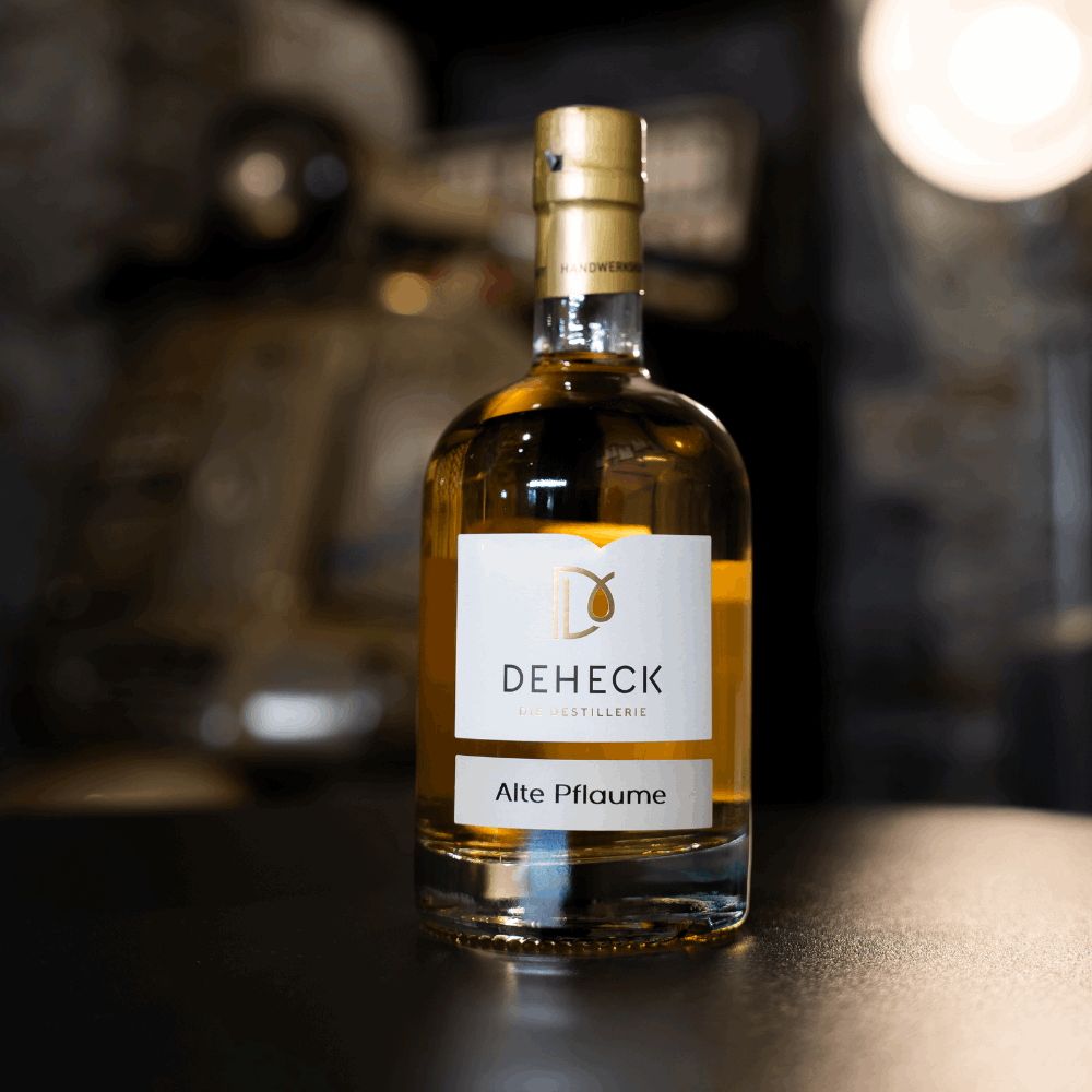 Alte Pflaume Spirituose in 500 ml Flasche von der Destillerie und Likörmanufaktur Deheck