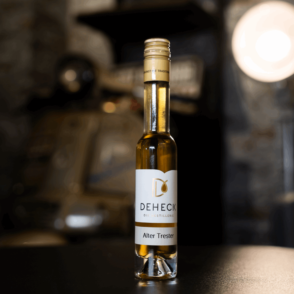 Alter Trester Spirituose in 100 ml Flasche von der Destillerie und Likörmanufaktur Deheck