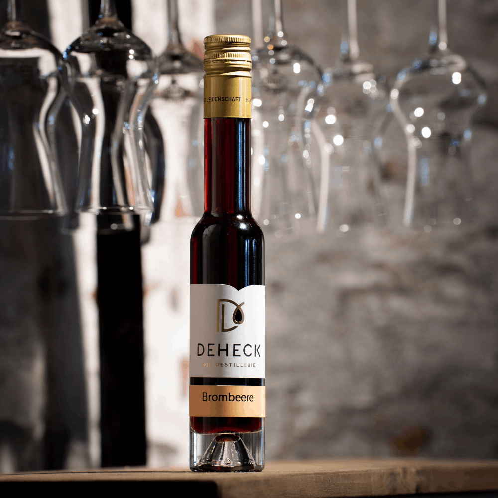 Brombeer Likör in 100 ml Flasche von der Destillerie und Likörmanufaktur Deheck
