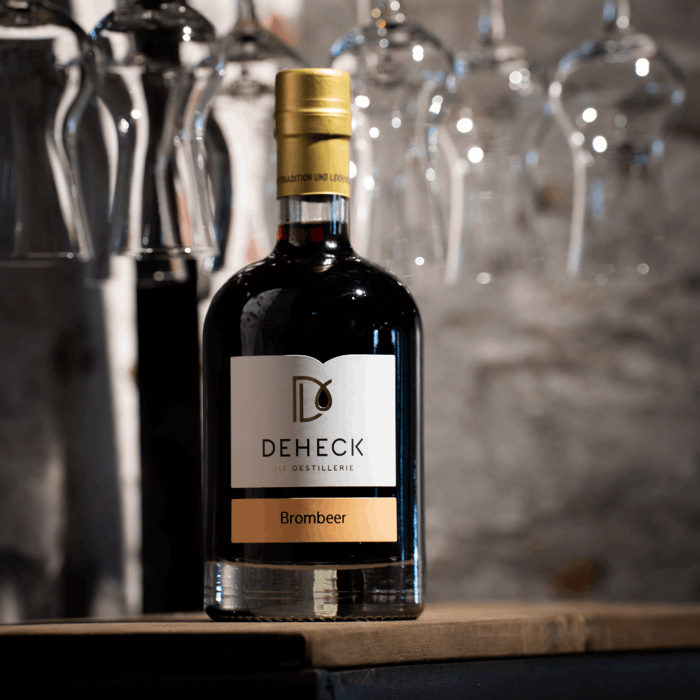 Brombeer Likör in 500 ml Flasche von der Destillerie und Likörmanufaktur Deheck