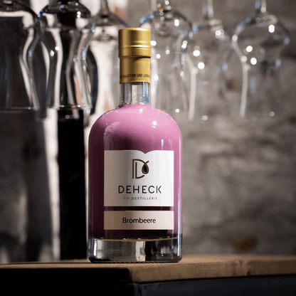 Brombeer Sahne Likör in 500 ml Flasche von der Destillerie und Likörmanufaktur Deheck