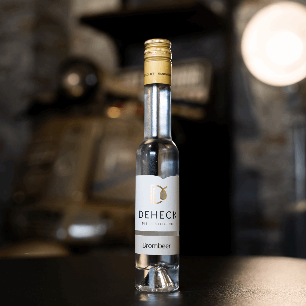 Brombeere Spirituose in 100 ml Flasche von der Destillerie und Likörmanufaktur Deheck
