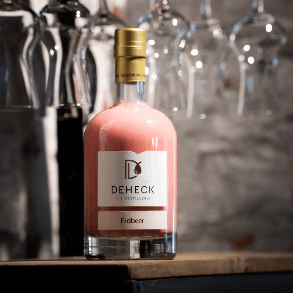 Erdbeer Likör in 500 ml Flasche von der Destillerie und Likörmanufaktur Deheck