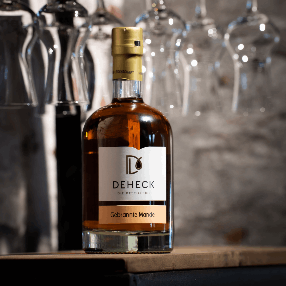 Gebrannte Mandel Likör in 500 ml Flasche von der Destillerie und Likörmanufaktur Deheck