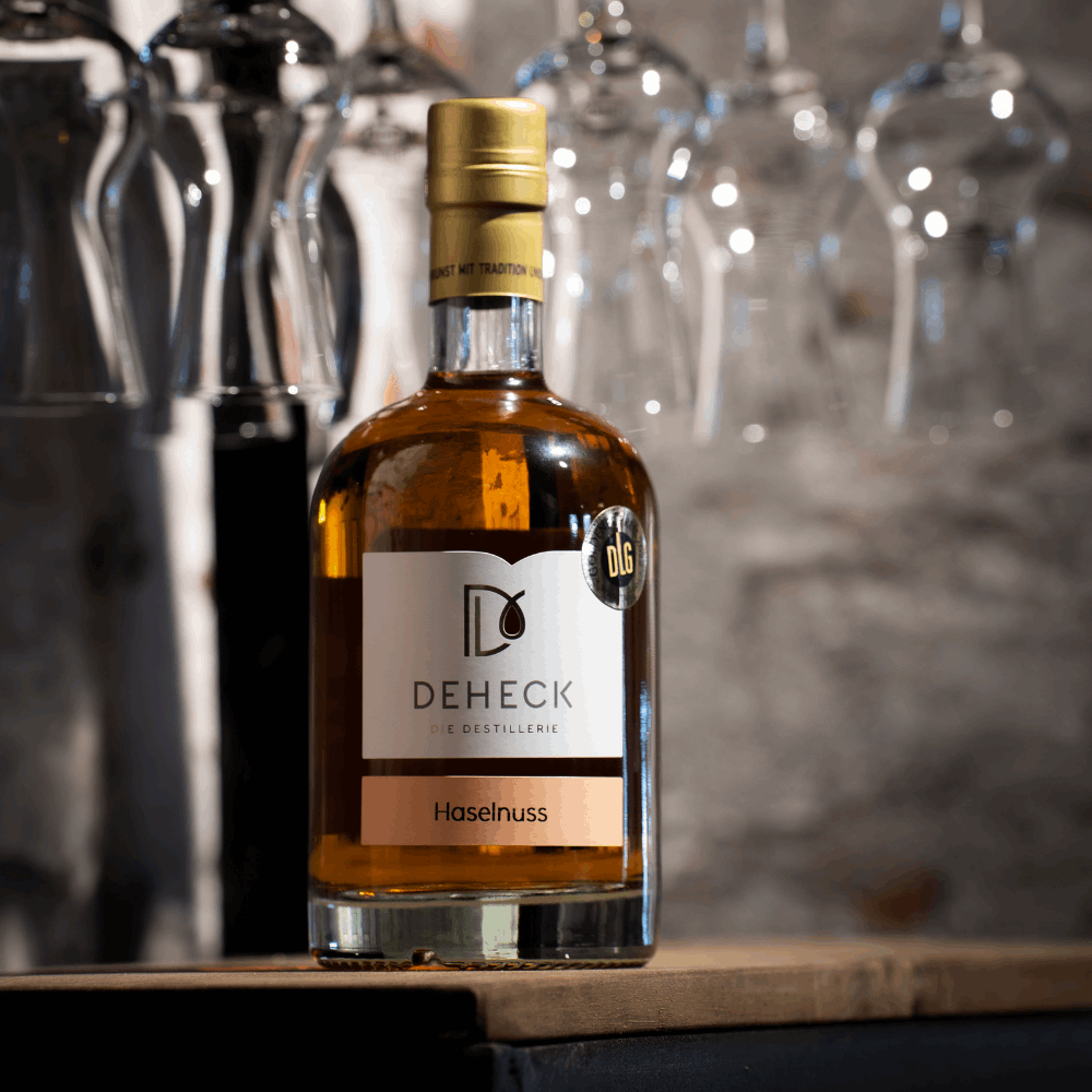 Haselnuss Likör in 500 ml Flasche von der Destillerie und Likörmanufaktur Deheck