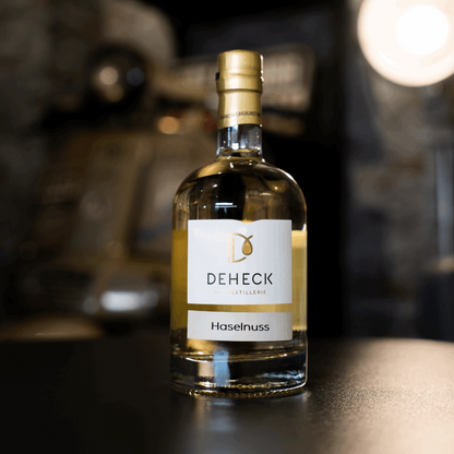 Haselnuss Spirituose in 500 ml Flasche von der Destillerie und Likörmanufaktur Deheck