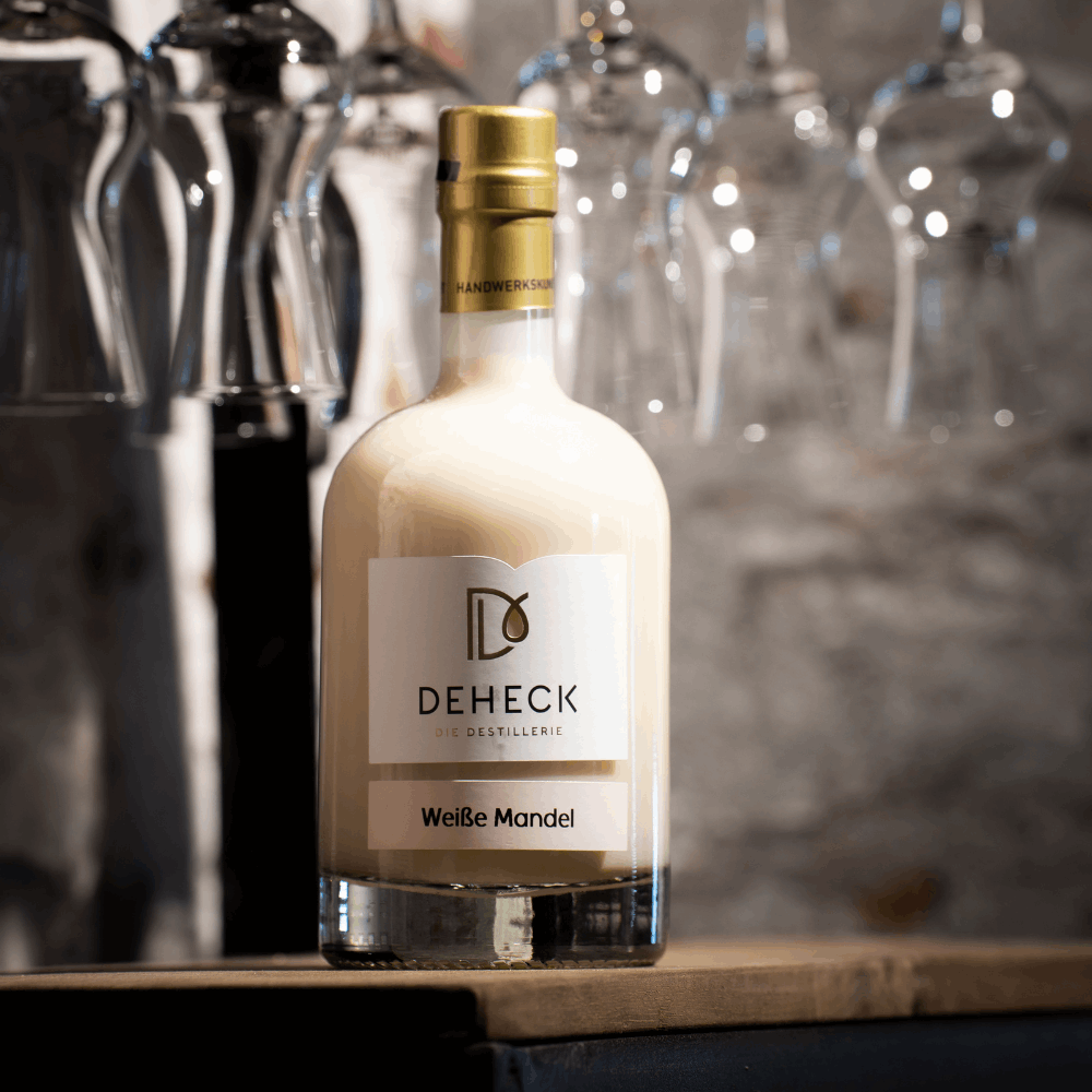 Mandel Likör in 500 ml Flasche von der Destillerie und Likörmanufaktur Deheck