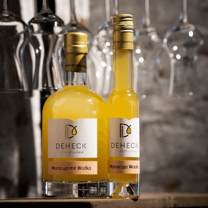 Maracuja Wodka Likör in verschiedenen Flaschen von der Destillerie und Likörmanufaktur Deheck