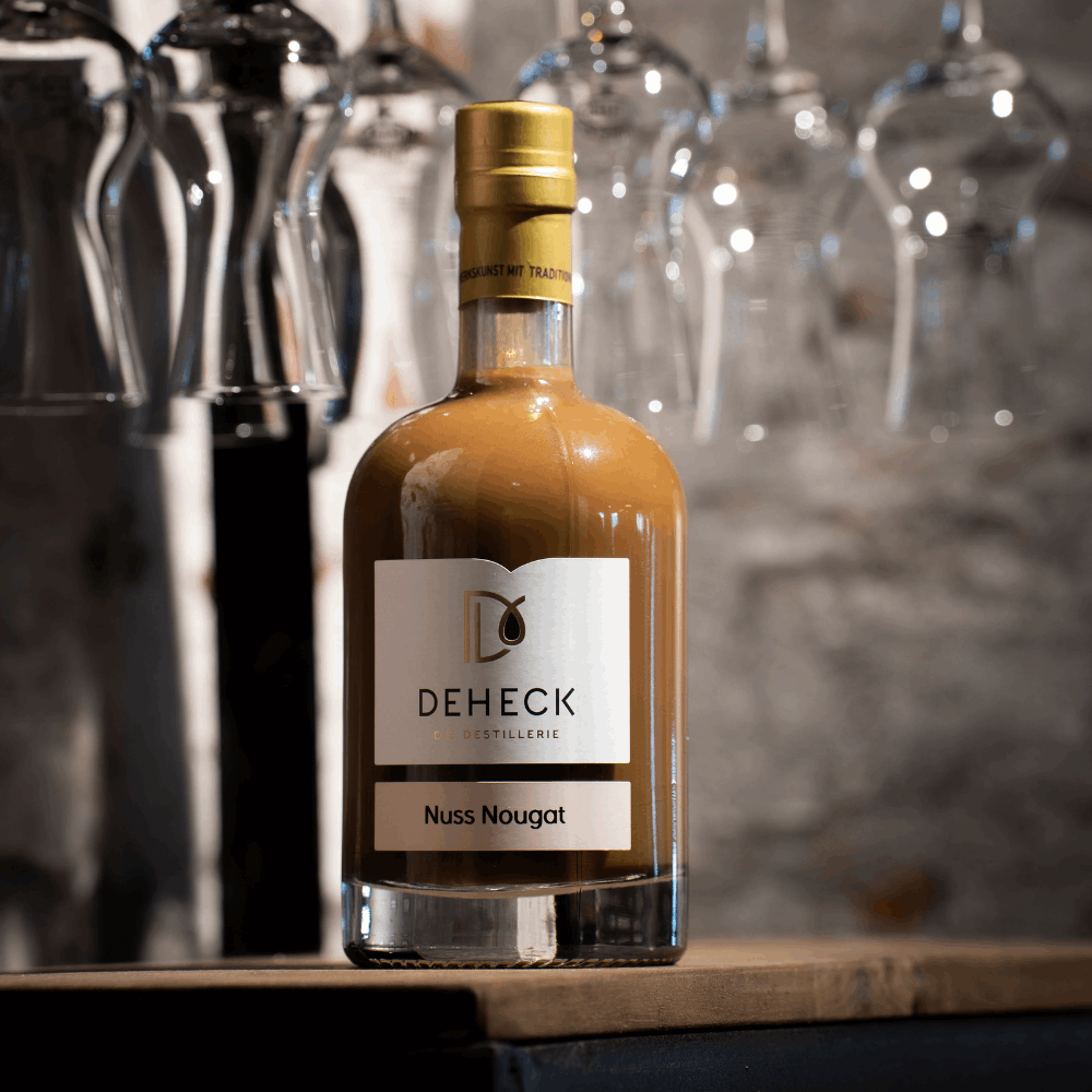 Nuss Nougat Likör in 500 ml Flasche von der Destillerie und Likörmanufaktur Deheck
