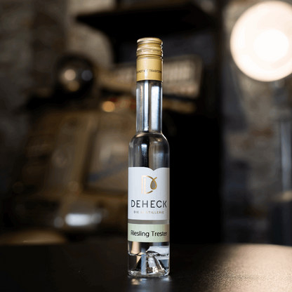 Riesling Trester Spirituose in 100 ml Flasche von der Destillerie und Likörmanufaktur Deheck