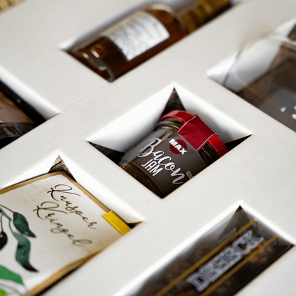 Whisky Set mit leckerer Feinkost: Von Whiksy Schokoladenkugeln über Knusperkringel bis zum leckeren Bacon Jam