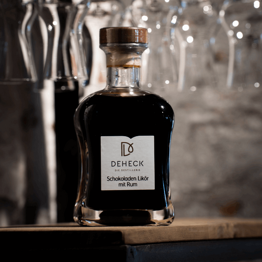 Schokolade Rum Likör in 500 ml Flasche von der Destillerie und Likörmanufaktur Deheck