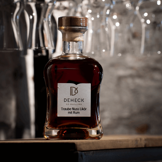 Traube Nuss Rum Likör in 500 ml Flasche von der Destillerie und Likörmanufaktur Deheck