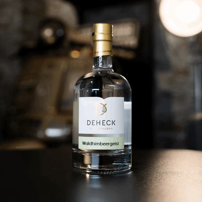Waldhimbeergeister in 500 ml Flasche von der Destillerie und Likörmanufaktur Deheck