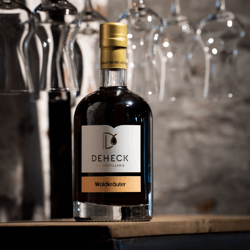 Waldkräuter Likör in 500 ml Flasche von der Destillerie und Likörmanufaktur Deheck