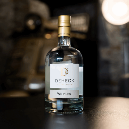 Walnuss Spirituose in 500 ml Flasche von der Destillerie und Likörmanufaktur Deheck