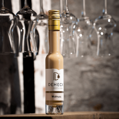 Walnuss Likör in 100 ml Flasche von der Destillerie und Likörmanufaktur Deheck