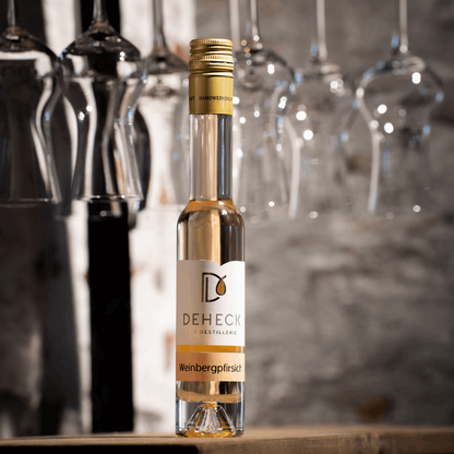 Weinberg-Pfirsich Likör in 100 ml Flasche von der Destillerie und Likörmanufaktur Deheck