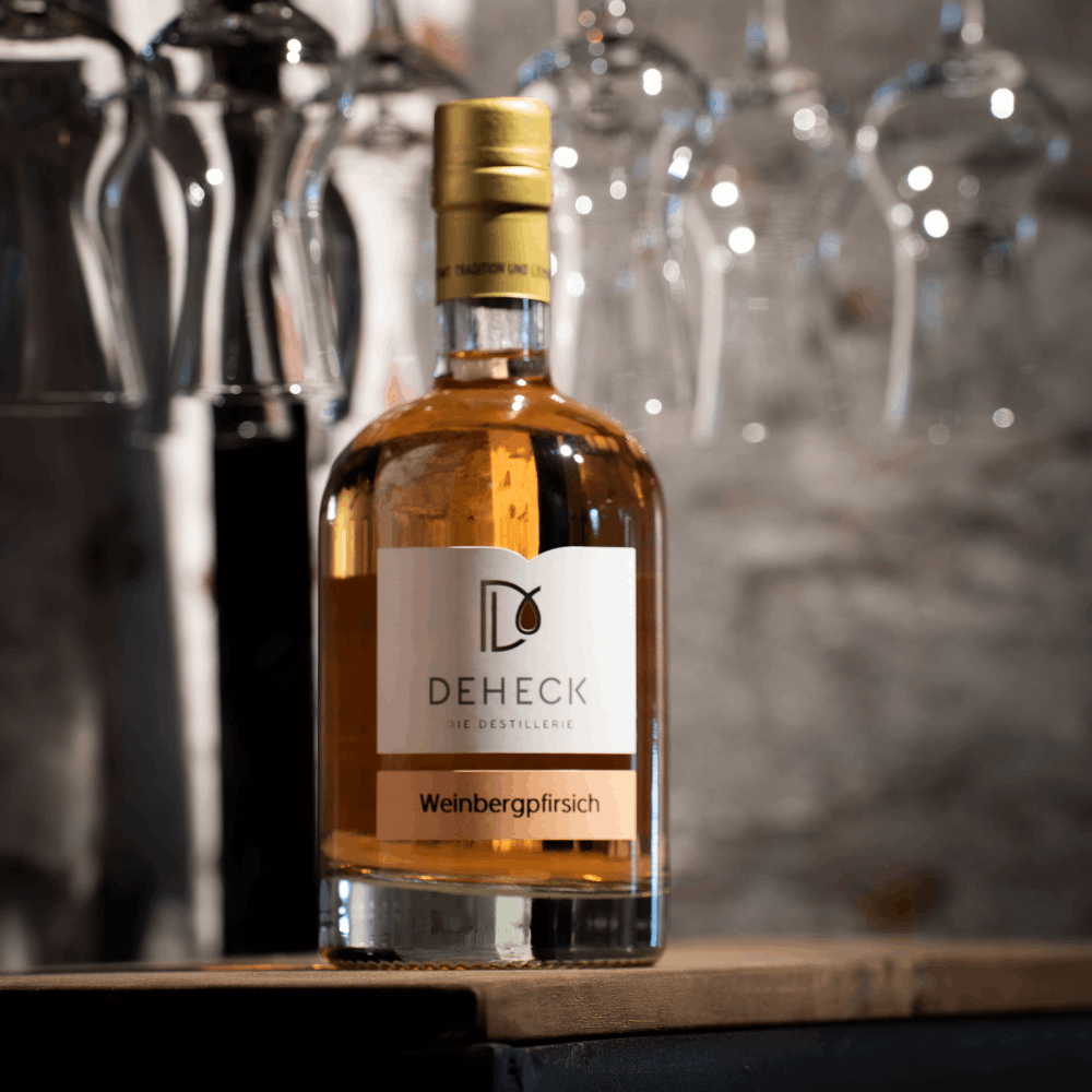 Weinberg-Pfirsich Likör in 500 ml Flasche von der Destillerie und Likörmanufaktur Deheck