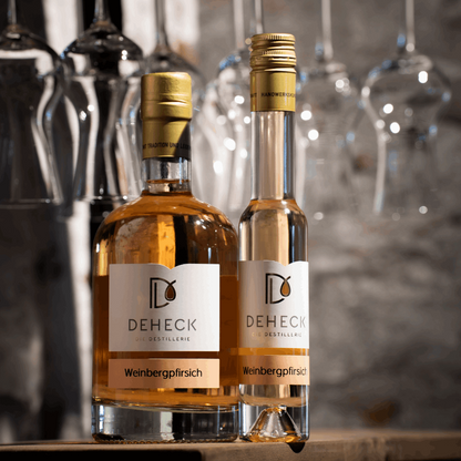 Weinberg-Pfirsich Likör in verschiedenen Flaschen von der Destillerie und Likörmanufaktur Deheck