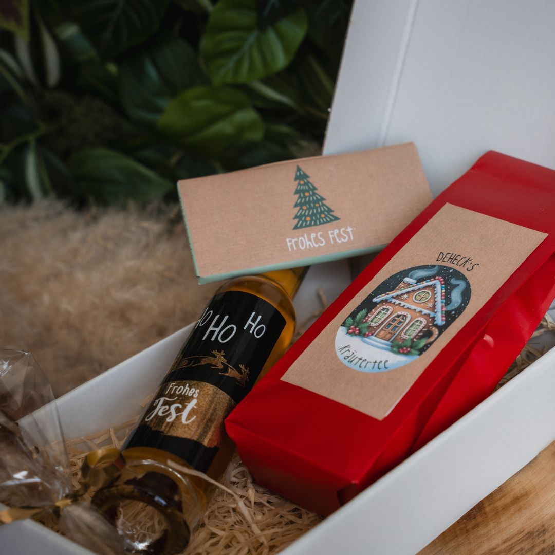 Geschenkset Weihnachten mit Alkohol von Deheck, bestückt mit Bratapfel Likör, Tee und Schokolade