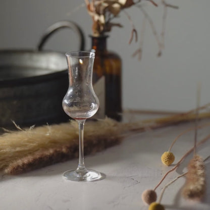 Wildkirsche Whisky Likör von Deheck im Glas